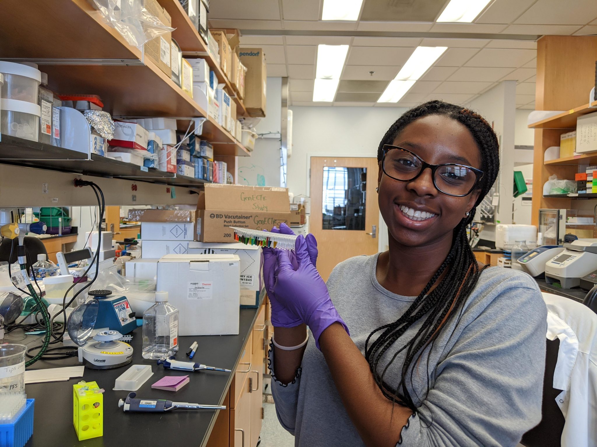 Jasmine Akoto working in a research lab at UNC-Chapel Hill.