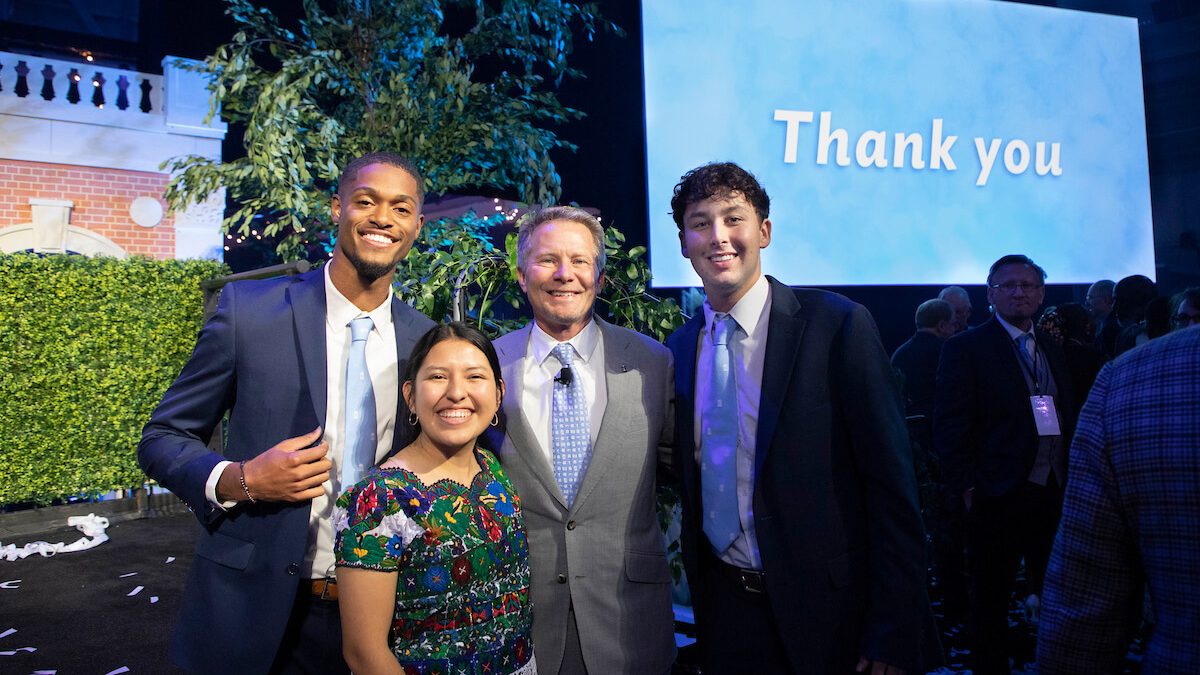 Carolina students RIghteous Keitt, Brenda Rodriguez and Landon Collins stand with Chancellor Kevin Guskieiwicz in front of a sign saying 'Thank you' to donors